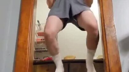 Nerd musclé suspendu au wedgie